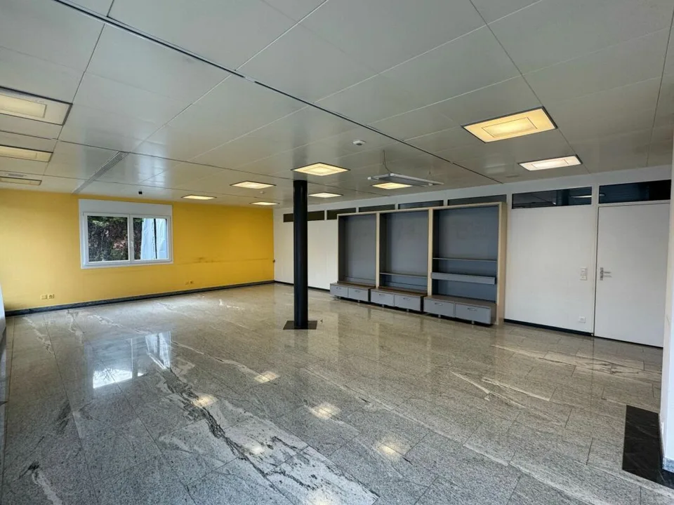 Sales, commercial, practice, office, and retail space in an attractive public location