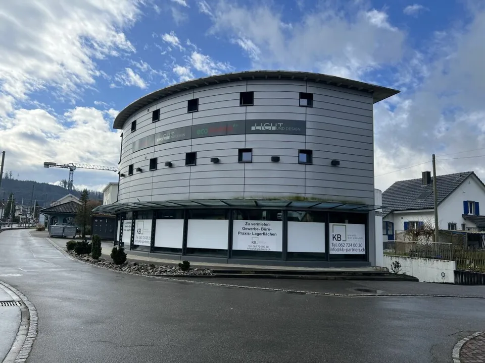 Sales, commercial, practice, office, and retail space in an attractive public location