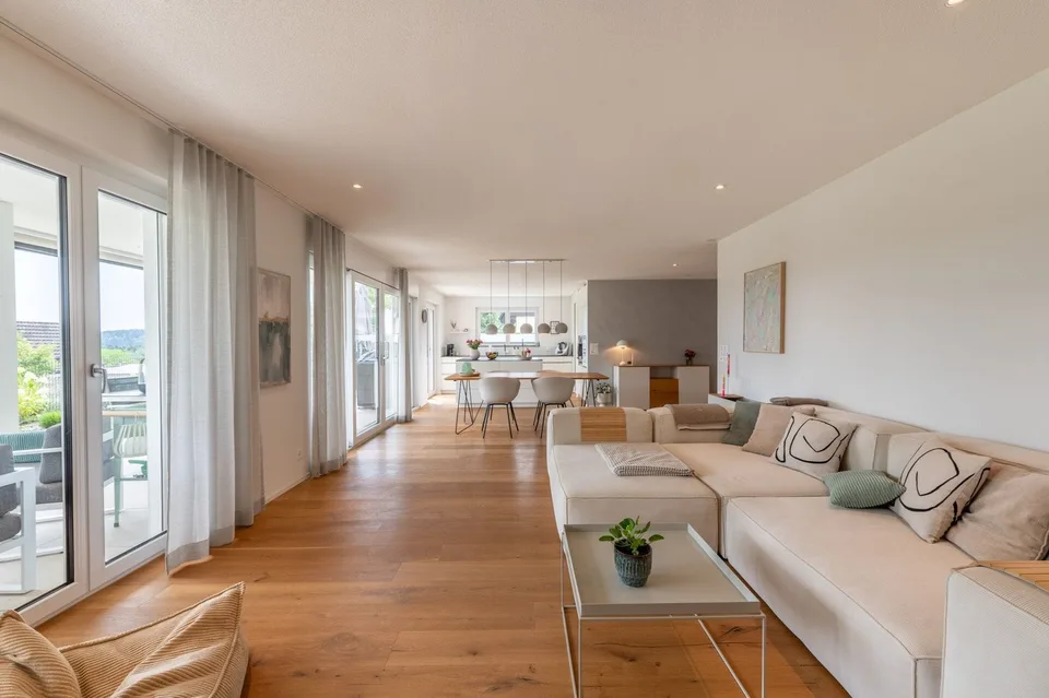 Moderne, lichtdurchflutete Gartenwohnung mit Terrasse & privatem Grünparadies
