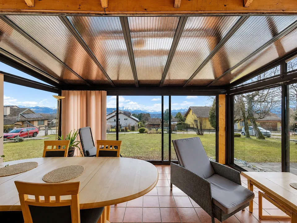 Una proprietà in una posizione tranquilla con vista sulle Alpi