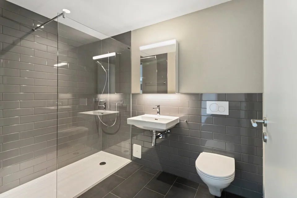 Au-dessus des toits de la vallée de la Limmat – Appartement exclusif de 2,5 pièces avec loggia et vue panoramique