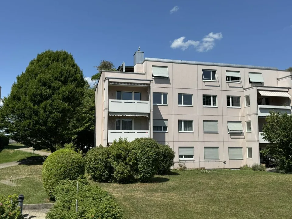 Sanierte 4-Zimmer-Wohnung mit Südbalkon und Tiefgarage in Greifensee