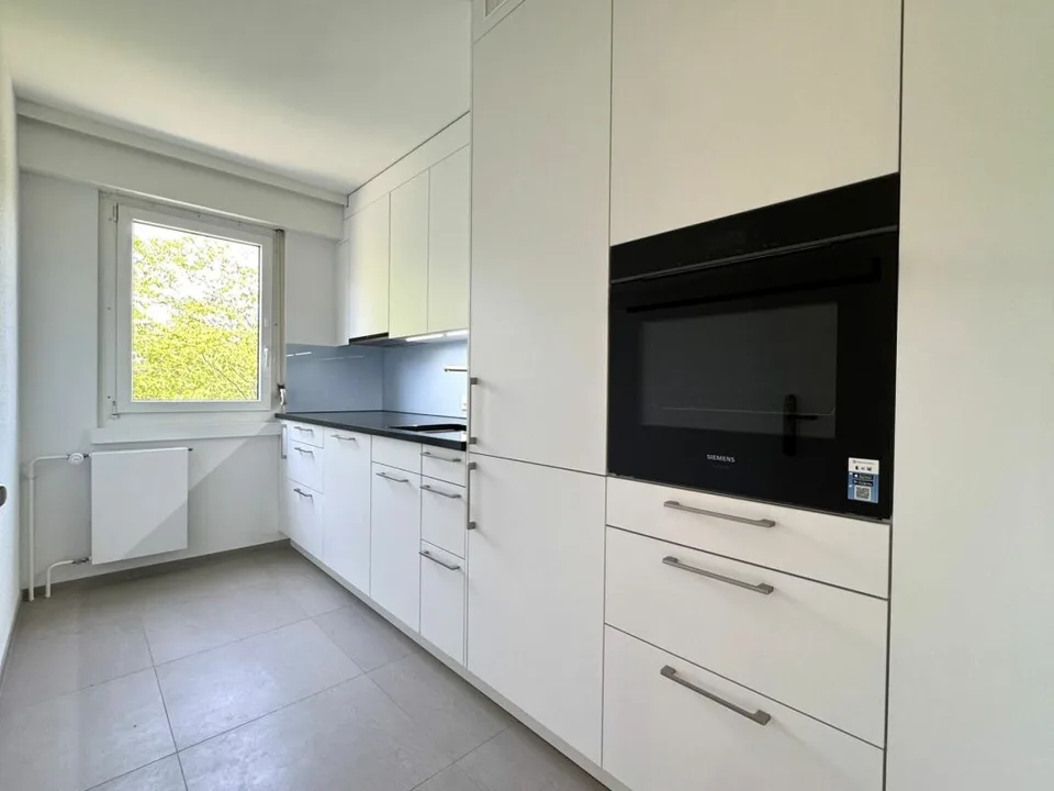 Appartamento di 4 locali ristrutturato con balcone a sud e parcheggio sotterraneo a Greifensee