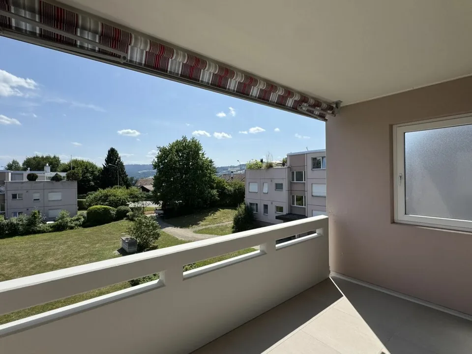 Appartamento di 4 locali ristrutturato con balcone a sud e parcheggio sotterraneo a Greifensee