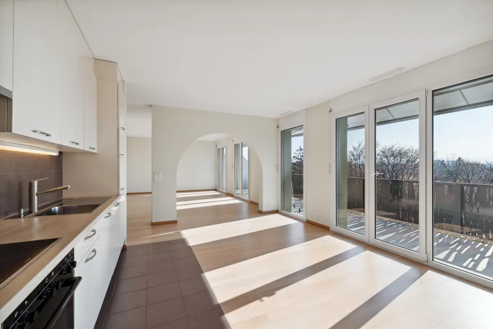 Exklusivität: Geräumiges Dachgeschoss mit 4 Zimmern, großer Terrasse und Balkon