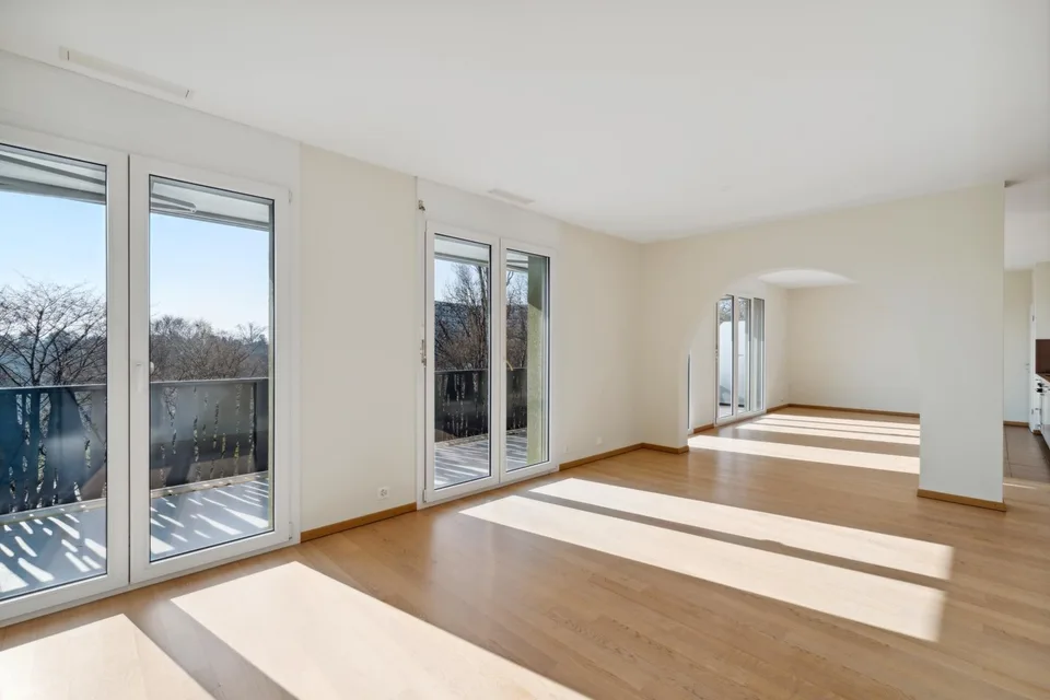 Exclusivité : attique traversant de 5 pièces avec généreuse terrasse et balcon