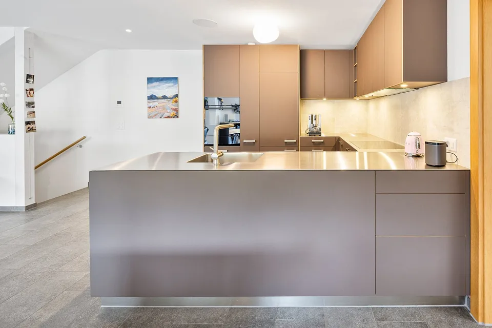 Sogno di casa moderna con terrazza da sogno in una posizione tranquilla
