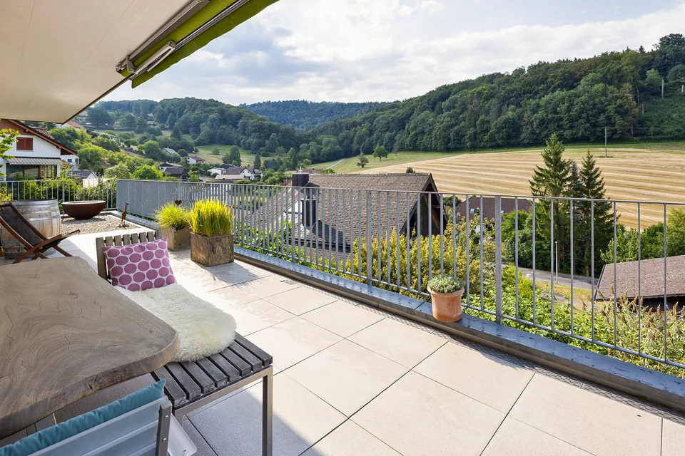 Sogno di casa moderna con terrazza da sogno in una posizione tranquilla