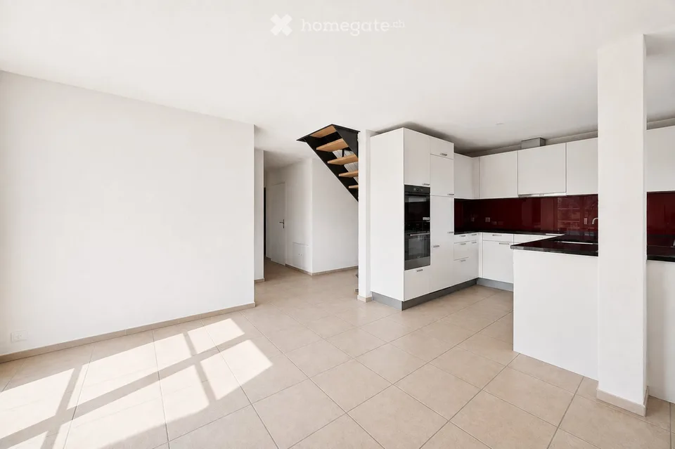Charmant appartement 5.5 pièces avec vue sur les montagnes et balcon à Reichenburg