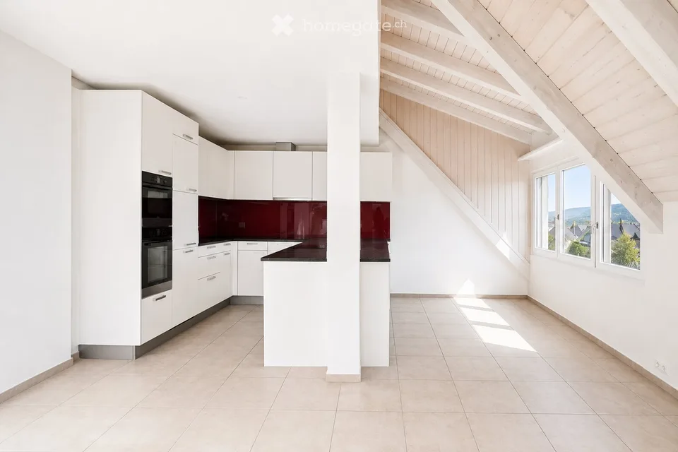 Charmant appartement 5.5 pièces avec vue sur les montagnes et balcon à Reichenburg