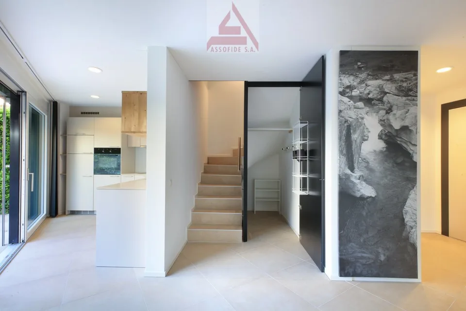 Elegante duplex di 3.5 locali /  Elegante 3,5-Zimmer-Duplexwohnung