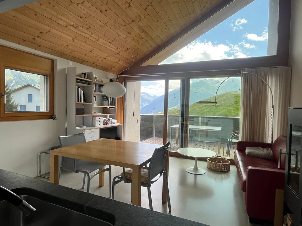 Moderne 2.5-Zimmer-Dachwohnung in Vella nahe Skilift (Val Lumnezia)