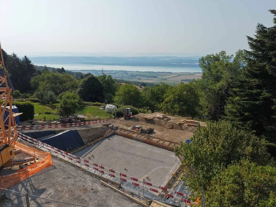 VILLA NEUVE : Un cadre de vie privilégié entre lac et montagnes !