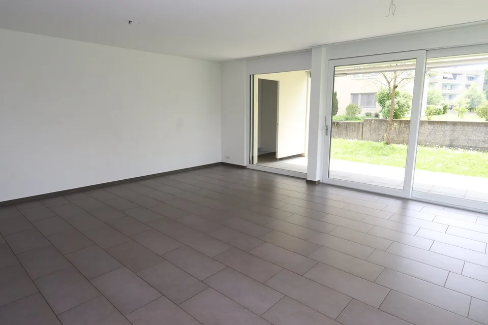 Moderne 3.5-Zimmer-Erdgeschosswohnung mit Garten