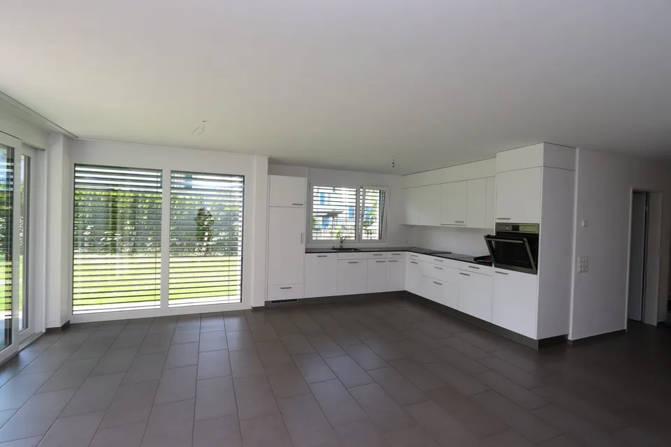 Moderne 3.5-Zimmer-Erdgeschosswohnung mit Garten