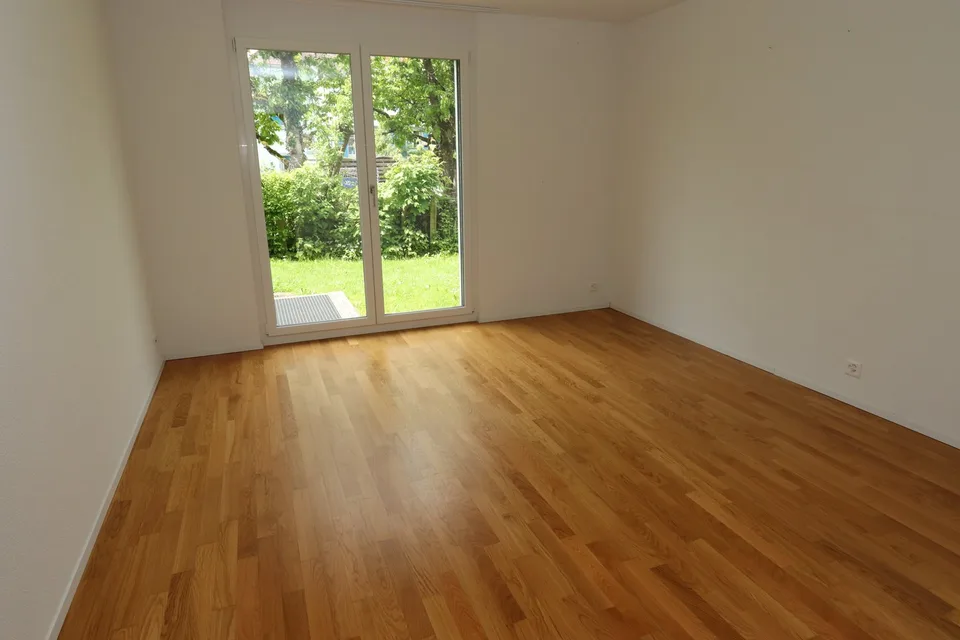 Moderne 3.5-Zimmer-Erdgeschosswohnung mit Garten