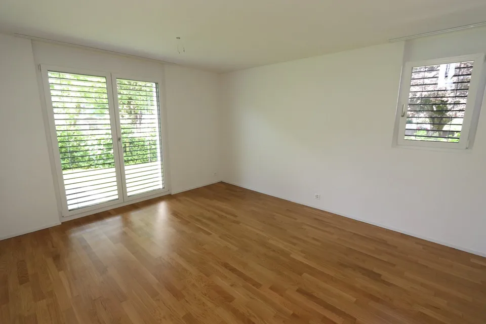 Moderne 3.5-Zimmer-Erdgeschosswohnung mit Garten