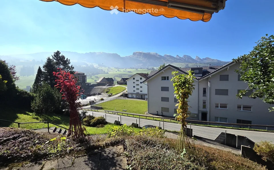 Charmante 2.5-Zimmer-Wohnung mit Gartensitzplatz, Einzelgarage und Bergsicht in Wildhaus