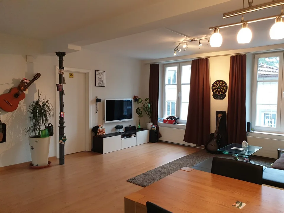 grosszügige 2.5-Zimmer-Wohnung 1. OG