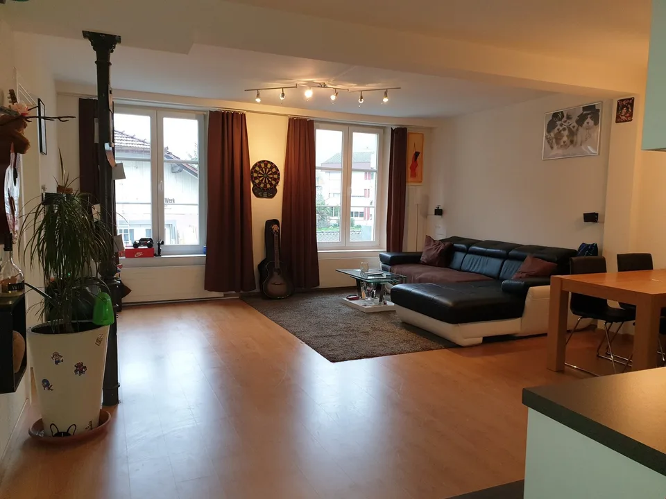 grosszügige 2.5-Zimmer-Wohnung 1. OG