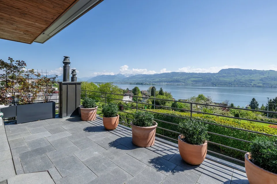 Spacieuse maison unifamiliale de 12 pièces avec une vue lac et montagne de rêve à Stäfa