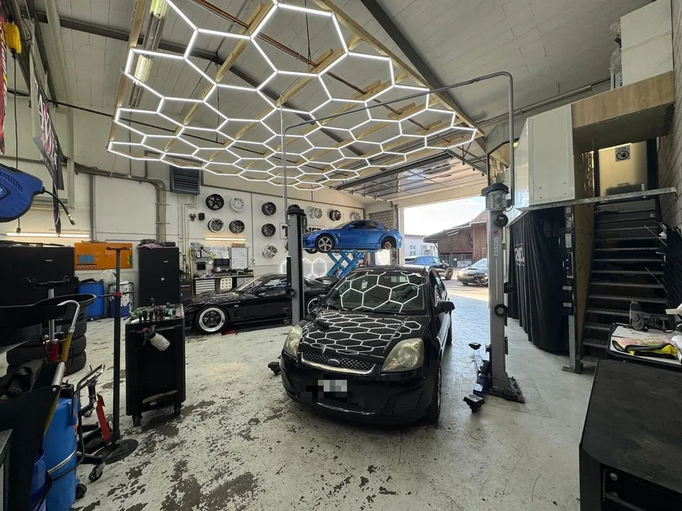 GROSSZÜGIGE GEWERBEFLÄCHE GEEIGNET FÜR AUTOWERKSTATT