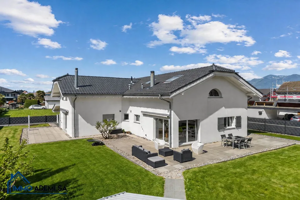 Spacieuse villa individuelle de 269 m² avec 2 logements, sur une parcelle de 1'009 m² au Bouveret !