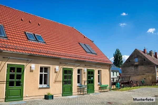 *Bauernhaus mit 2 Wohnungen und Stallteil*