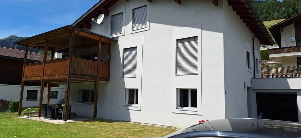 Ferien oder Wohnsitz, gemütliche Wohnung mit gedecktem Sitzplatz