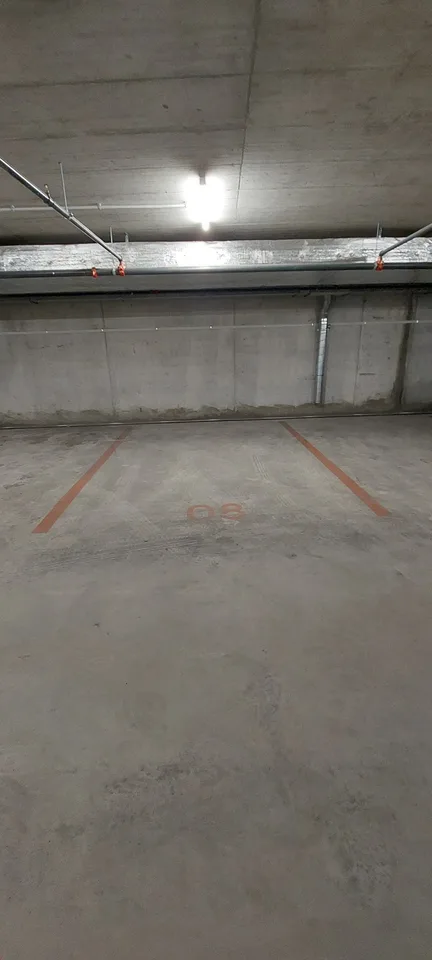 Zu vermieten! Überdachte Parkplätze, nur wenige Schritte vom Bahnhof Sion entfernt!