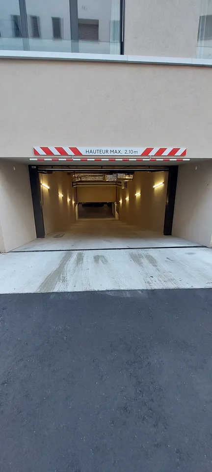 Zu vermieten! Überdachte Parkplätze, nur wenige Schritte vom Bahnhof Sion entfernt!