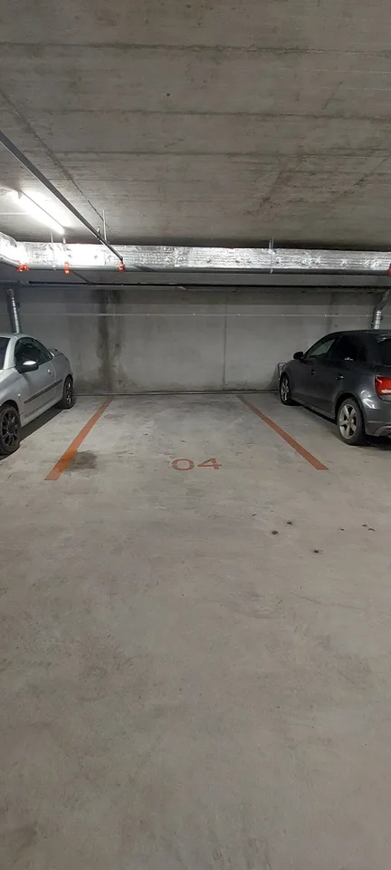 Zu vermieten! Überdachte Parkplätze, nur wenige Schritte vom Bahnhof Sion entfernt!
