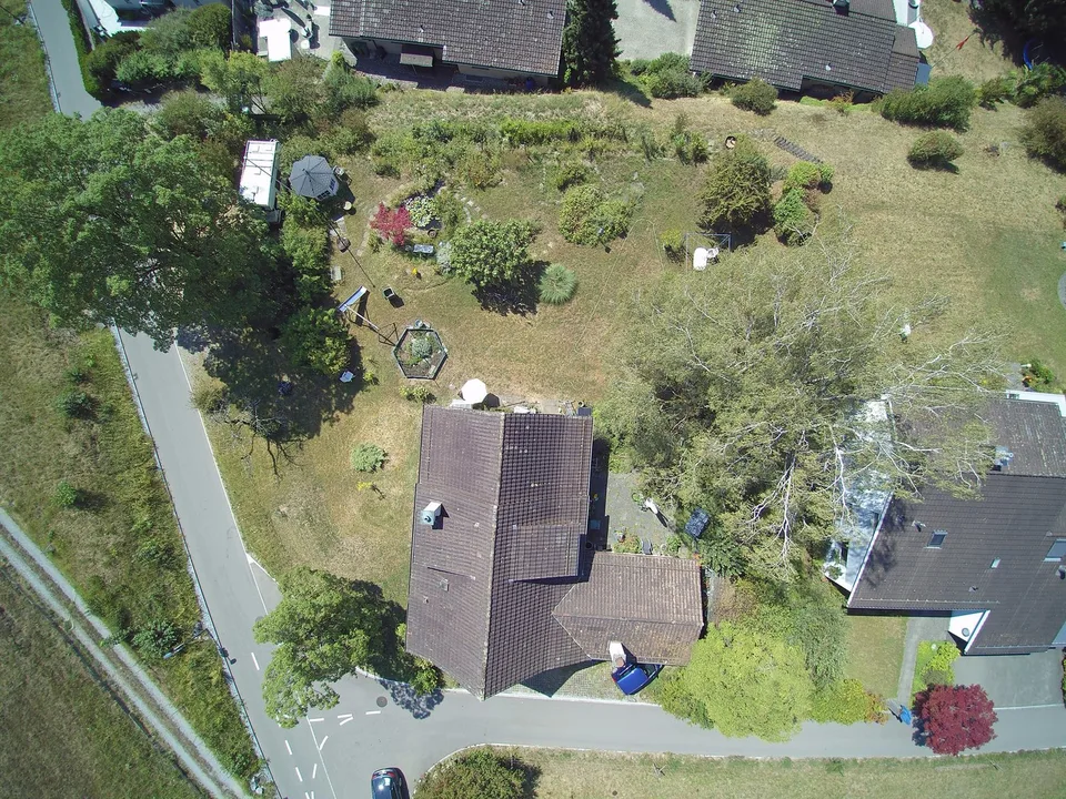 Vue panoramique imprenable : parcelle de construction ensoleillée à Hombrechtikon