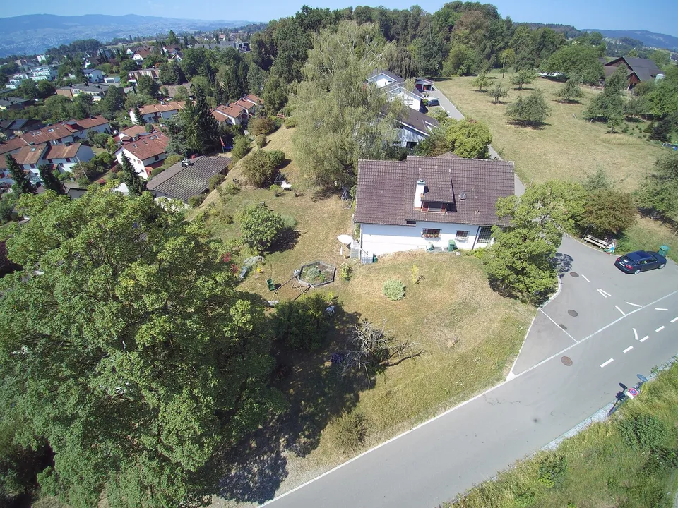 Vue panoramique imprenable : parcelle de construction ensoleillée à Hombrechtikon