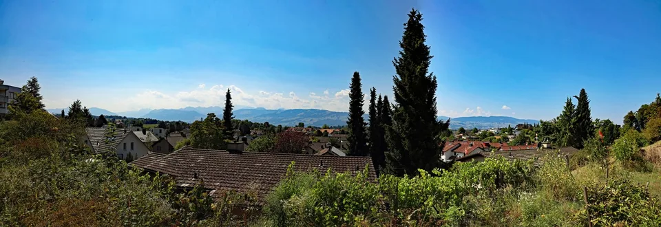 Vue panoramique imprenable : parcelle de construction ensoleillée à Hombrechtikon