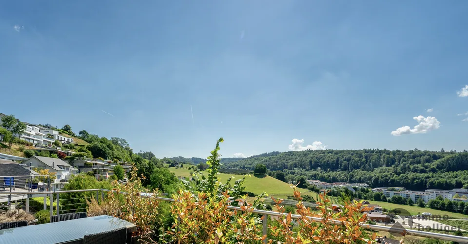 Sonnige Aussicht an erhöhter und beliebter Lage