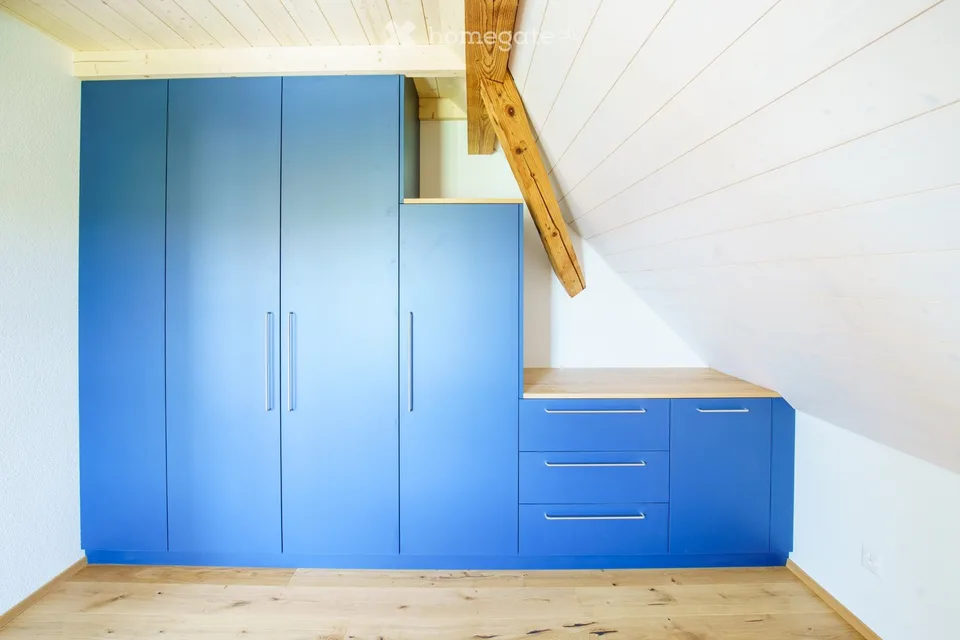 Schöne helle Dachwohnung zu vermieten
