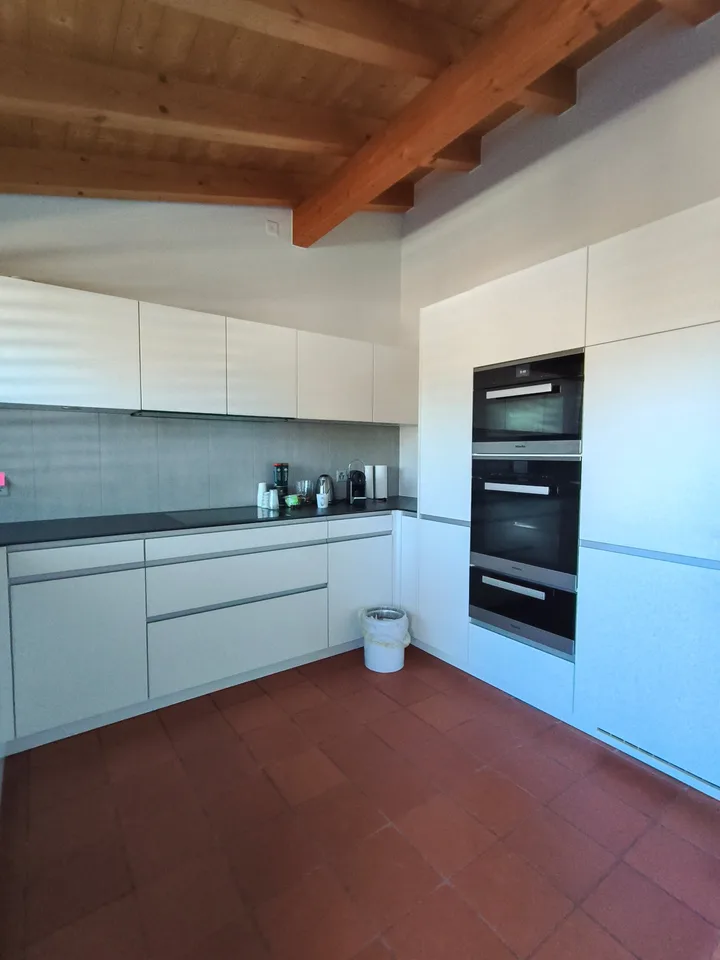 Occasione unica - Ampio appartamento attico di 7,5 locali con vista panoramica a Spiez
