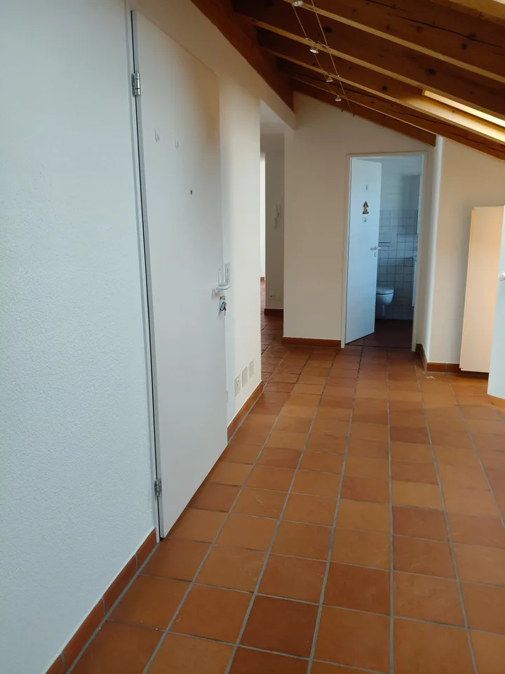 Occasione unica - Ampio appartamento attico di 7,5 locali con vista panoramica a Spiez