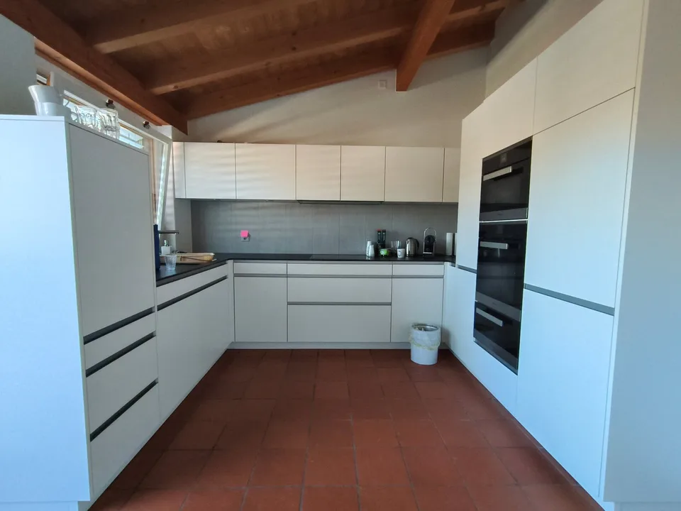 Occasione unica - Ampio appartamento attico di 7,5 locali con vista panoramica a Spiez