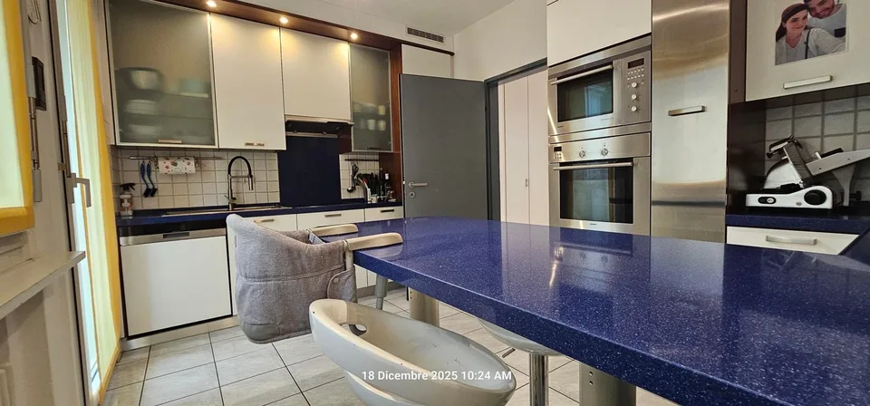 Elegantes Apartment mit 5.5 Zimmern, großen Räumen und ruhiger Lage.