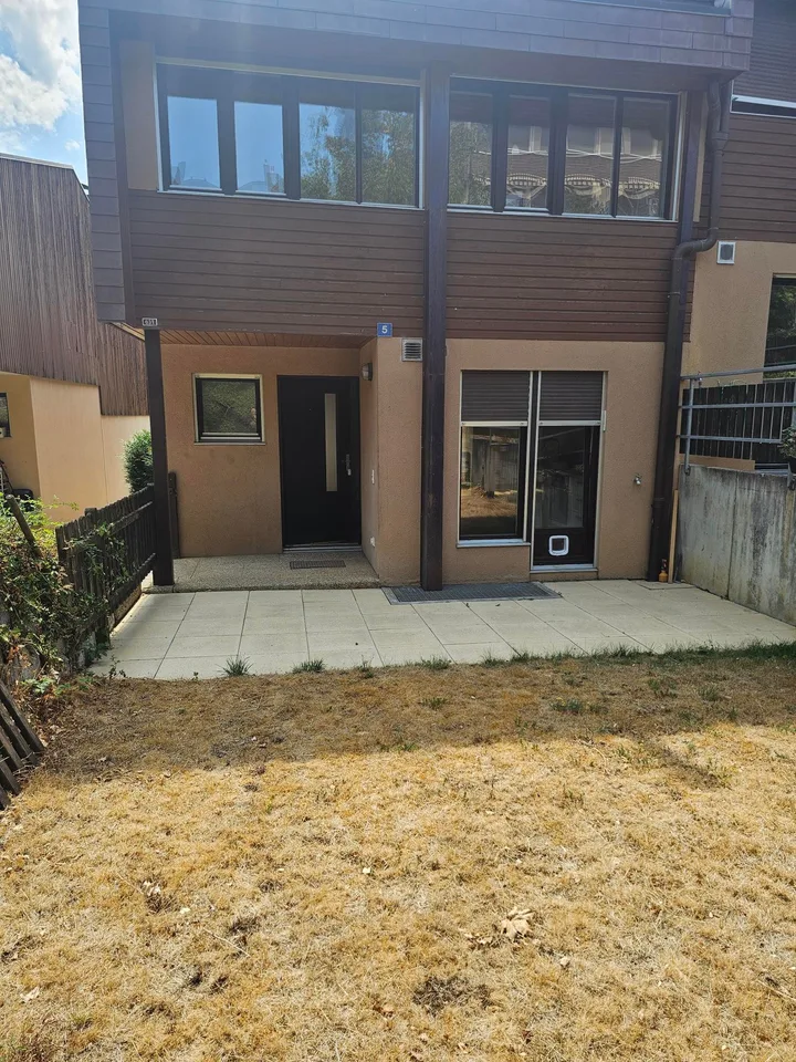 Splendide villa jumelle dans quartier résidentiel