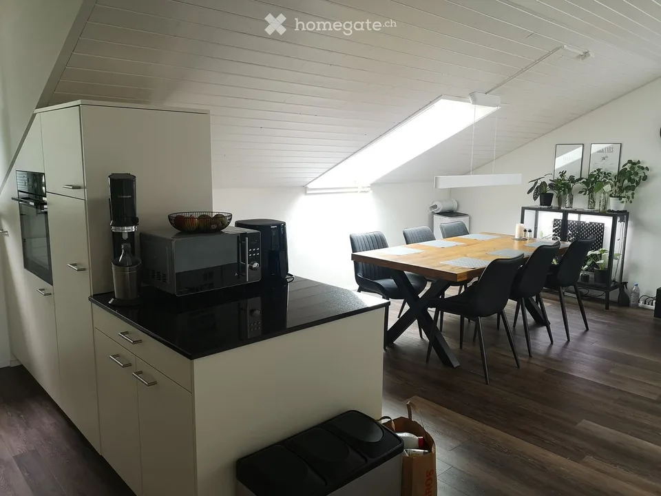 Charmant appartement de 2,5 pièces en mansarde dans un quartier calme à Effretikon