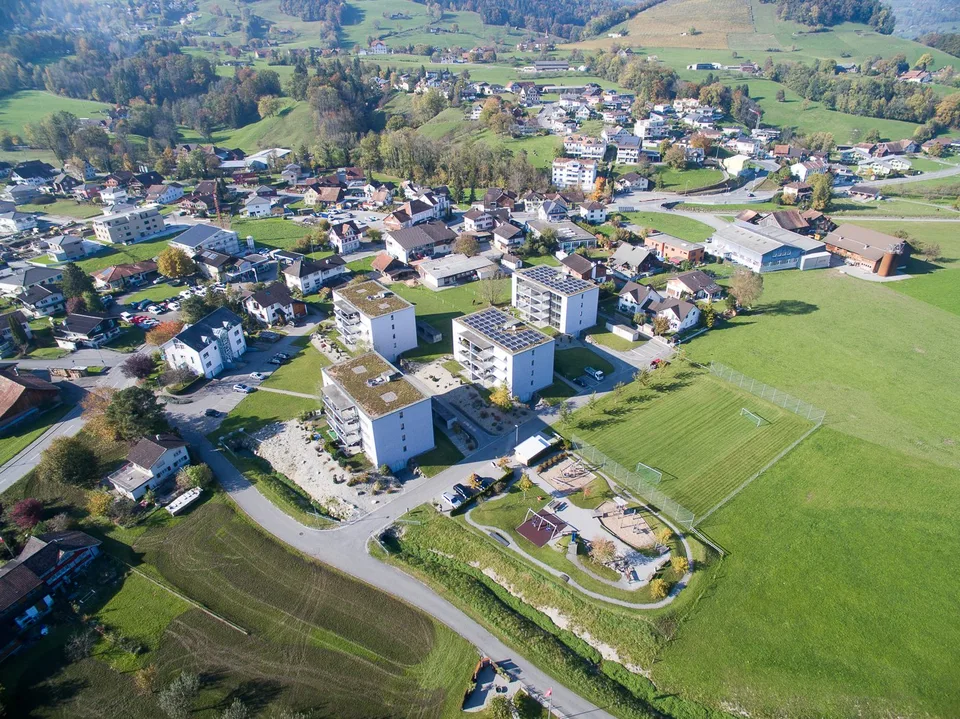 Moderne 4.5 Zimmer Erdgeschosswohnung mit Garten in Eichberg