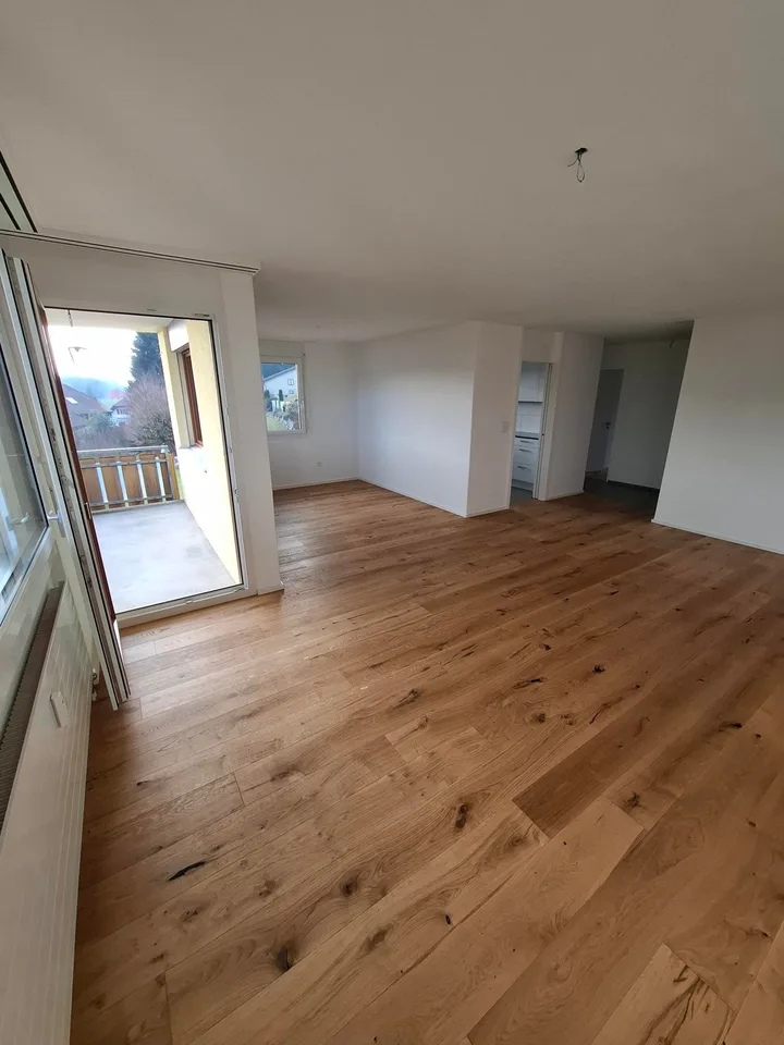 Appartement lumineux 4.5 pièces avec balcon et garage individuel à Walterswil