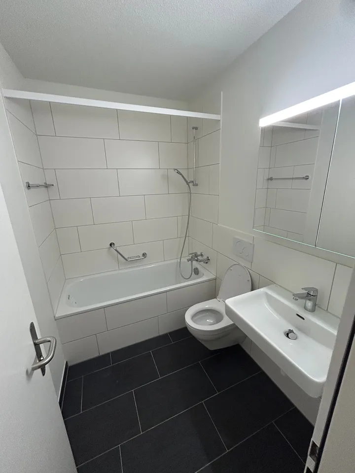 Ampio appartamento di 3.5 locali a Kleinhüningen con bagno nuovo