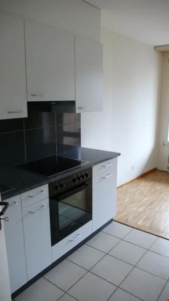 Ampio appartamento di 3.5 locali a Kleinhüningen con bagno nuovo