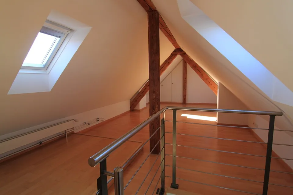 Gepflegte 4-Zimmer-Maisonette-Dachwohnung mit Balkon (BEFRISTUNG 31.03.2027)