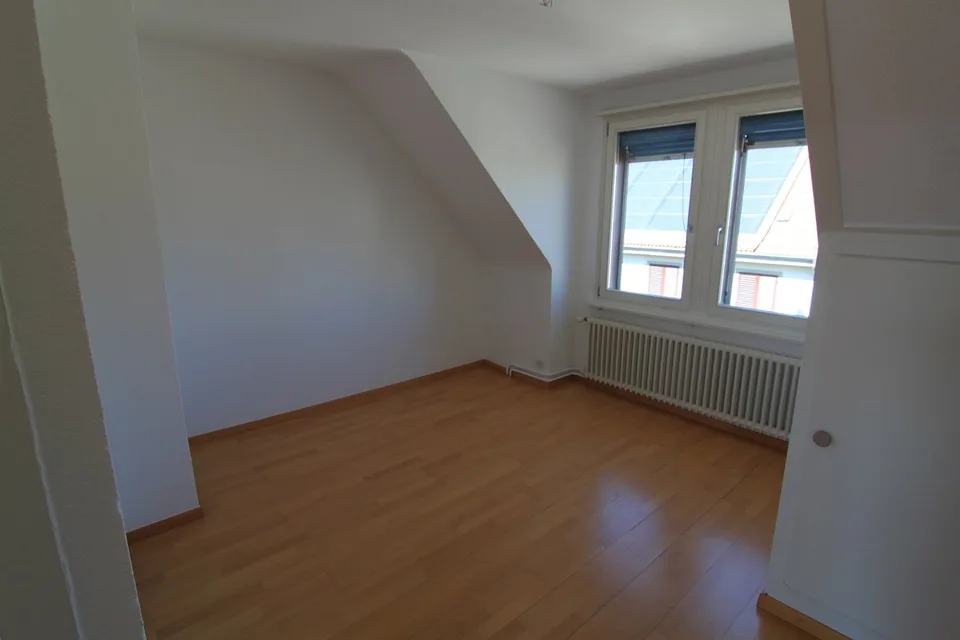 Gepflegte 4-Zimmer-Maisonette-Dachwohnung mit Balkon (BEFRISTUNG 31.03.2027)