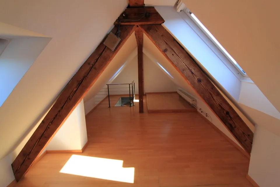 Gepflegte 4-Zimmer-Maisonette-Dachwohnung mit Balkon (BEFRISTUNG 31.03.2027)